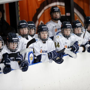 Kiekko-Espoon naisten jääkiekkojoukkue eteni alkusarjassa voitosta voittoon.
