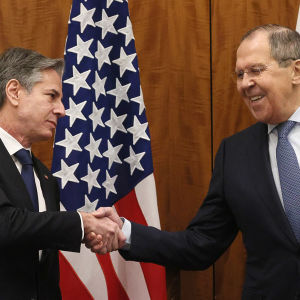 Yhdysvaltain ulkoministeri Antony Blinken (vas.) tapasi Venäjän-kollegansa Sergei Lavrovin Genevessä Sveitsissä.