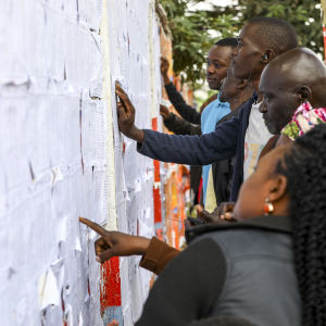 Kenyanska väljare letar efter namn på en lista inför valet. Kenya går till allmänna val den 9 augusti 2022. 