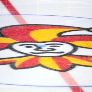 Jokerits logo målad under isen i Helsingforsarenan.