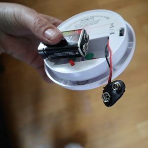 Funktionsfel hos brandvarnare märks inte nödvändigtvis, varnar SPEK. Någon håller i en brandvarnare där batteriet är urplockat.