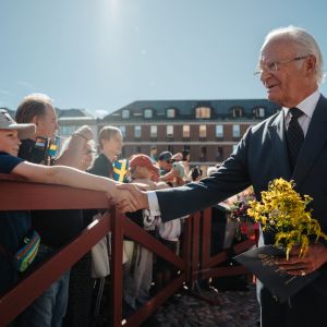 Sveriges kung Carl XVI Gustaf skakar hand med folk i Falun i maj 2023.