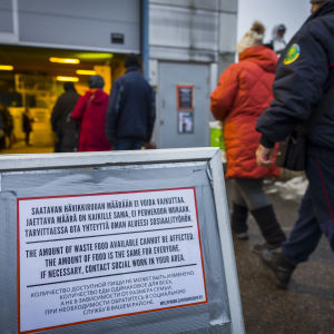 Helsingin Myllypuron elintarvikejakelussa jonottavia ihmisiä