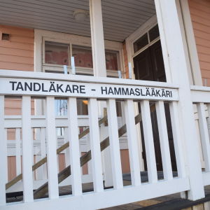 Trappan och trappräcket till tandmottagningen i Ekenäs. Skylt där det står tandläkare-hammaslääkäri på trappräcket.