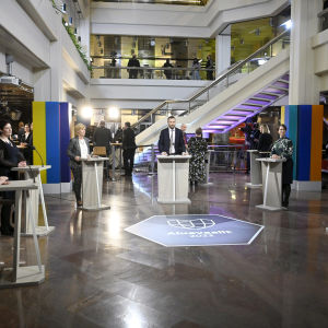 Resultatkväll för välfärdsområdesvalet på Kommunernas hus i Helsingfors. På bilden partiledare vid varsitt podium.