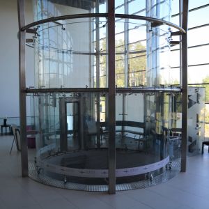Inga vindar har blåst i vindtunneln sedan i juni ifjol. Vindtunnel i ett upplevelsecenter.
