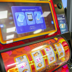 Veikkauksen peliautomaatteja Kuopissa. Ennen pelaamista pelaajan pitää tunnistautua.