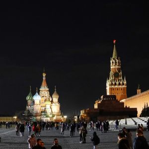 Punainen tori iltapimeässä. Pyhän Vasilin katedraali värikkäine kupoleineen ja Kremlin muuri torneineen ovat valaistuja, mutta muuten on varsin pimeää. Torilla kulkee ihmisiä.