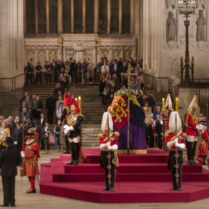 Kuningatar Elisabetin arkku makaa Lontoon Westminster Hallissa.