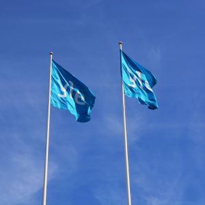 Yle-flaggor vid Yle i Vasa.