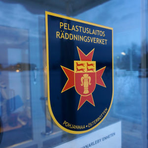 Österbottens räddningsverks logo på en dörr.