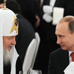 Venäjän presidentti Vladimir Putin ja Moskovan patriarkka Kirll keskustelevat.