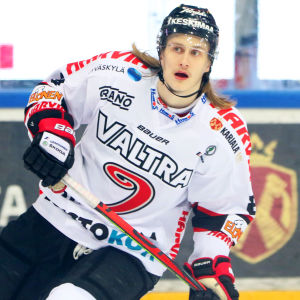 Frisyren gör Alex Lintuniemi lätt att känna igen i rinken. Frisyren gör Alex Lintuniemi lätt att känna igen i rinken.