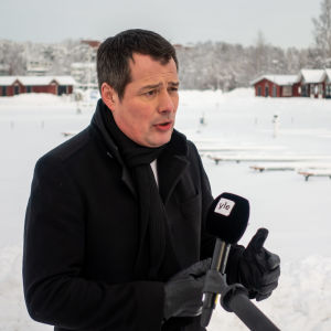 EK:n johtaja Petri Vuorio Haukilahden rannassa Espoossa.