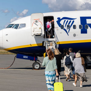 Ihmisiä nousee Ryanairin lentokoneeseen Lappeenrannan lentoasemalla.