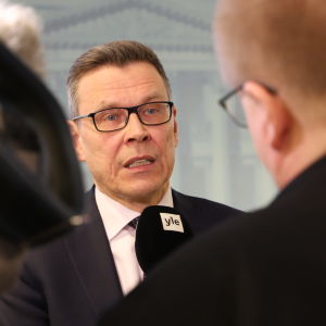 Finansministeriets överdirektör Mikko Spolander intervjuas för TV av Yle. 