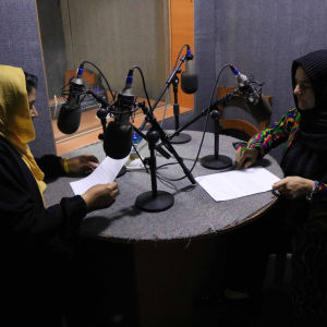 Afghanska kvinnliga journalister arbetar på Killid radio i Herat, Afghanistan, 18 april 2021