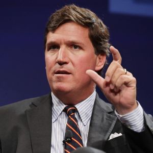 Yhdysvaltalainen Fox Newsin tähtijuontaja Tucker Carlson.