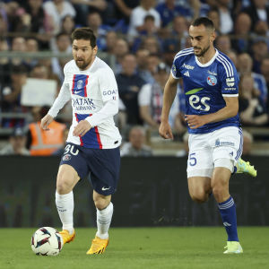 Lionel Messi med bollen i en fotbollsmatch.