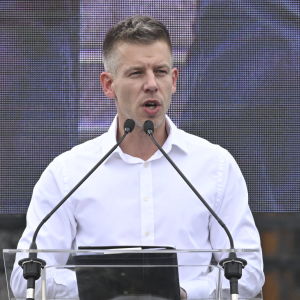 Péter Magyar håller tal utomhus, klädd i en vit skjorta.