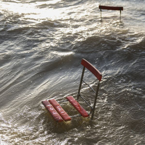 Tuolit jäävät rannalle tulvivan veden alle.