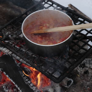 På grund av brandfaran i terrängen lönar det sig att ta med något annat än grillkorv. Kom i håg att inte trängas runt elden och var förberedd på att det inte finns tvättmöjlighet på dassen, påminner Forststyrelsen Kuva kattilasta, jossa valmistuu chorizomakaronimössöä nuotiolla.