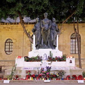 Blommor och porträtt för att hedra den mördade maltesiska journalisten Daphne Caruana Galizia. Bilden från december 2017 Blommor och porträtt för att hedra den mördade maltesiska journalisten Daphne Caruana Galizia. Bilden från december 2017