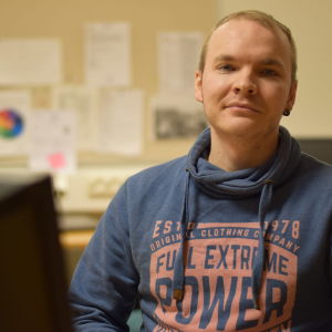 Jonathan Åkerblom sitter vid en dator.