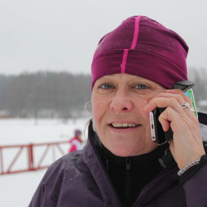 Kvinna talar i en mobiltelefon