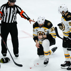 Zdeno Chara har spelat klart efter att ha fått en puck i ansiktet. Zdeno Chara har spelat klart efter att ha fått en puck i ansiktet.