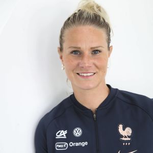 Kapten och mittfältsmotor - Amandine Henry. Amandine Henry är kapten för Frankrike.