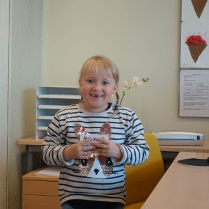Pingviner och isbjörnar kommer att dö, har Nella Saarelainen hört. Foto på Nella Saarelainen i skolklass