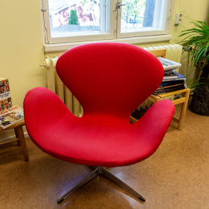 Röd stol i bibliotek.