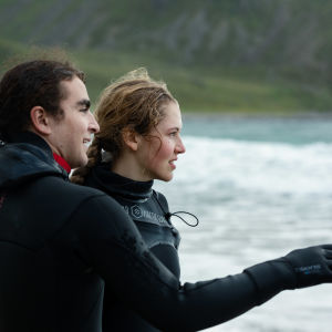 Tonårsdottern Karin har en stor roll i Twin. Man och kvinna på kall strand tittar ut mot vattnet.