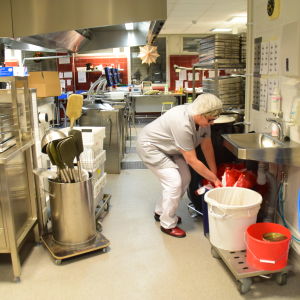 Agneta Lindroos sätter plast i plastinsamlingen i Karis centralkök.