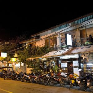 Irländsk pub i Chiang Mai, Thailand. Irlänmdsk pub från gatan sett i Chiang Mai, Thailand med massor av parkerade mopeder utanför.
