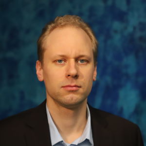 Analytiker Antti Viljakainen från Inderes ser betydande nedskärningar i flygtrafiken. En allvarlig man i skjorta och kavaj.