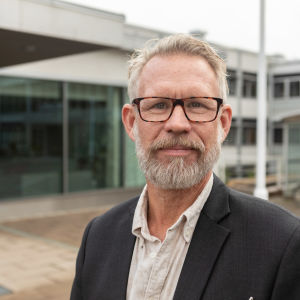 Maakuntalääkäri Knut Lönnroth seisoo Ahvenanmaan aluehallintotalon edessä Maarianhaminassa. 7.10.2020