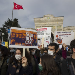 Universitetet är grundat 1863 och det har sex fakulteter. Över 15 000 personer studerar vid universitetet. Demonstration i Istanbul där studenter håller upp plakat med budskap mot sin rektor.