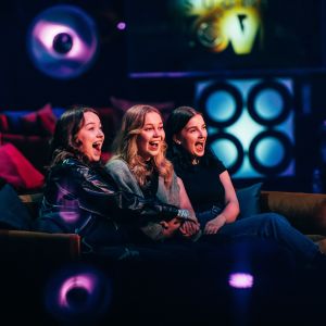 Kaija Koon Supernaiset on tämän kolmikon lempikappale. Kolme nuorta naista istuu iloisesti nauraen sohvalla.