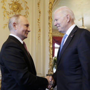 Joe Biden och Vladimir Putin skakar hand inne på  Villa La Grange i Genève i Schweiz.