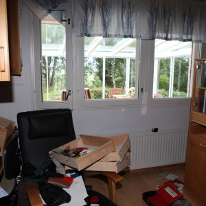 Ett stökigt rum efter att en litauisk liga gjort ett bostadsinbrott år 2012. Lådor är utdragna och ligger huller om buller.
