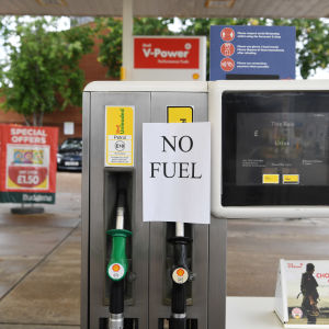 En bensinpump med en lapp med texten "NO FUEL".