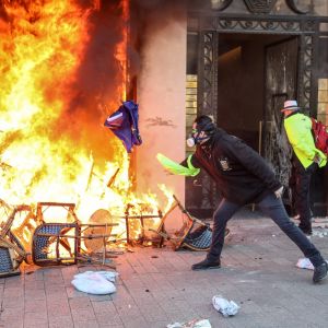 Upplopp på Champs-Elysée i paris.