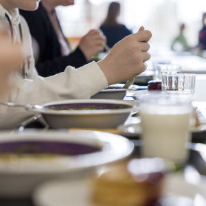 Oppilaita syömässä Ruokolahden koulun ruokalassa.