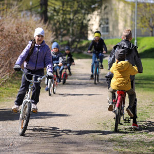 Joukko ukrainalaislapsia ajaa lahjoituksena saaduilla polkypyörillä Savonrannalla toukokuussa 2022.