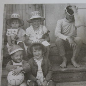 Kai Sadinmaa istuu sisaruksineen kotitalon portailla 1960-luvun lopulla.
