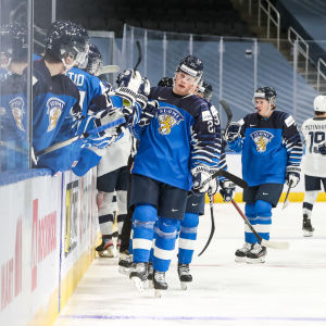 Juuso Pärssinen firar sitt mål i genrepet mot USA. Juuso Pärssinen firar sitt mål i träningsmatchen mot USA.