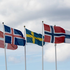 De fem nordiska flaggorna vajar i vinden.