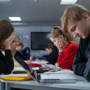 Yhdeksännen luokan oppilaita englannin kielen opetuksen tunnilla (punaisessa paidassa Emmi Piipponen), Riihikallion koulu, Tuusula, 15.1.2019.